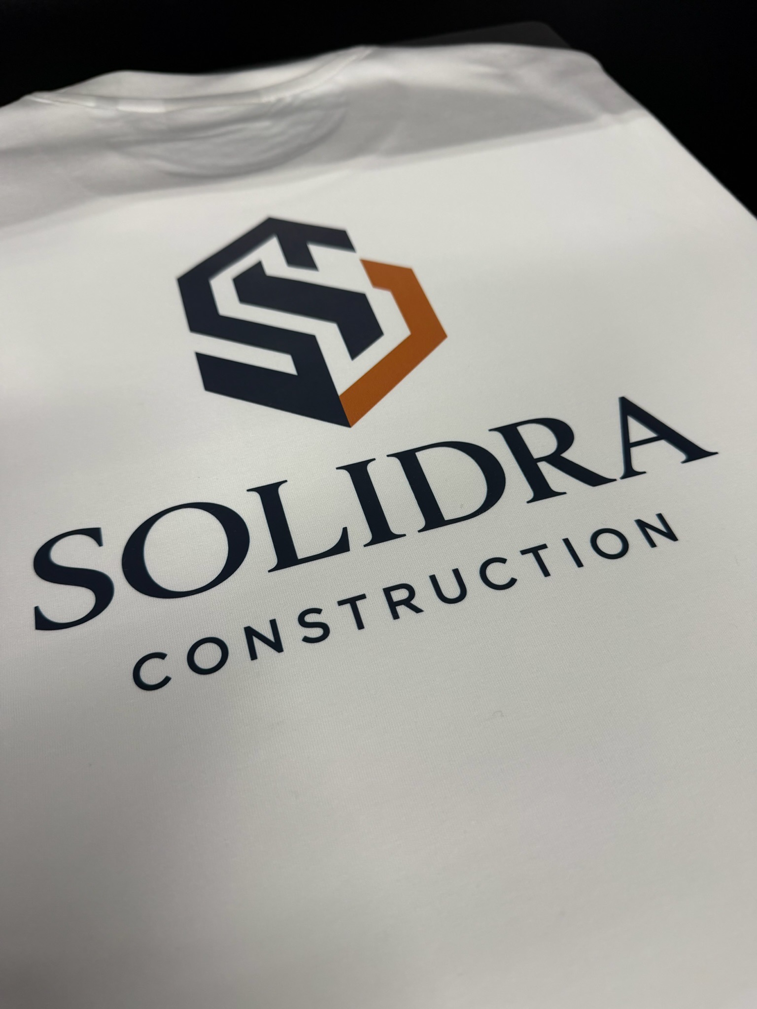 T-shirt blanc Solidra Construction, logo imprimé en DTF sur coton